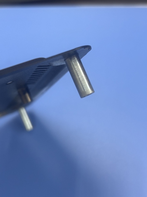 Pieza estampada remachada en matriz