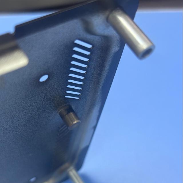 Pieza estampada remachada en matriz