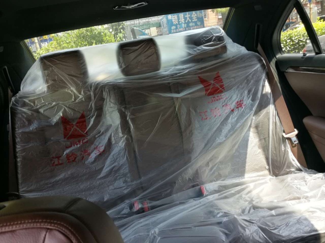 Одноразовый пластиковый чехол на заднее сиденье автомобиля