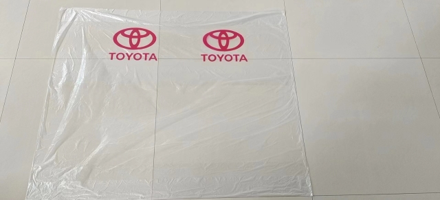 Одноразовый пластиковый чехол на заднее сиденье автомобиля