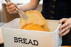 White Airtight Kitchen Dry Food Storage Bread Bin Galvanized Iron Bread Box Vintage Metal Bread Box with Bamboo Lid