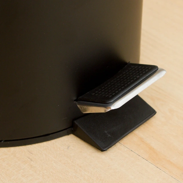 Matte Black 3L Pedal Round Flip-Top Trash Can Household Cleaning Bucket