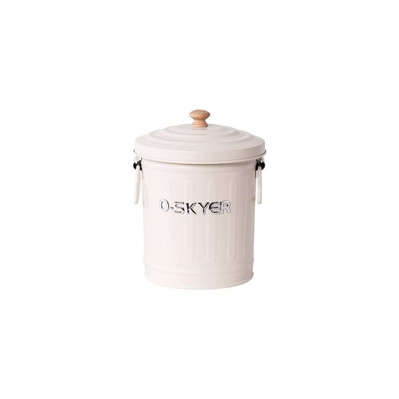 Small bucket with lid