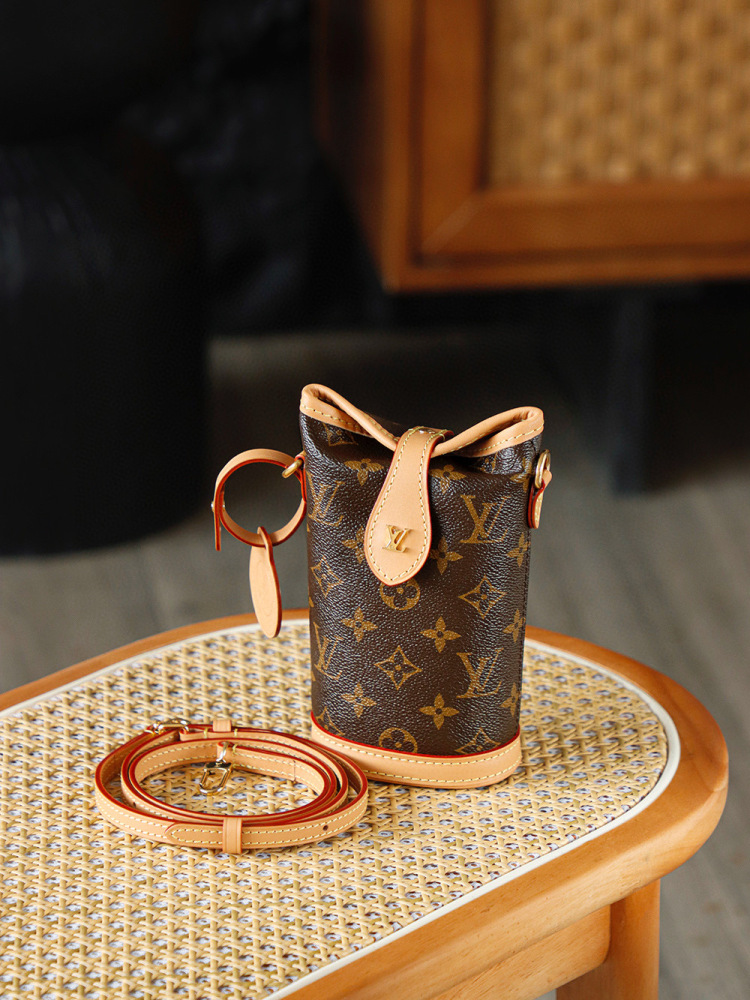 LOUIS VUITTON FOLD ME M80874