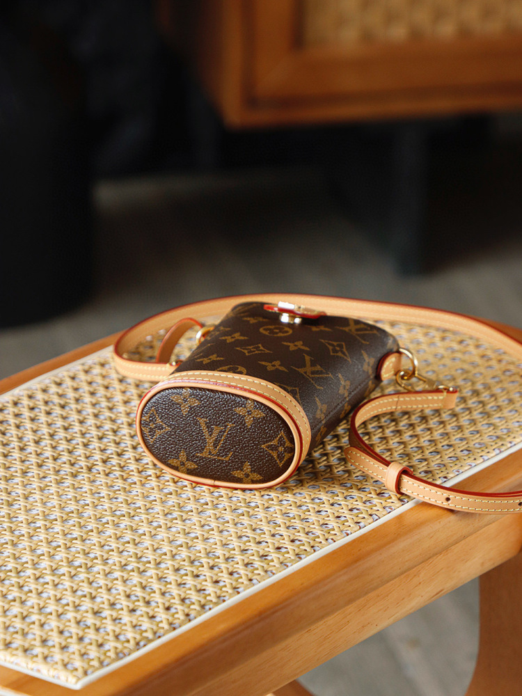 LOUIS VUITTON FOLD ME M80874