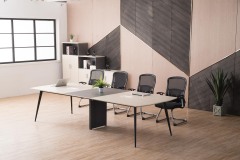 طاولة اجتماعات بـ 8 مقاعد ومكتب مؤتمرات