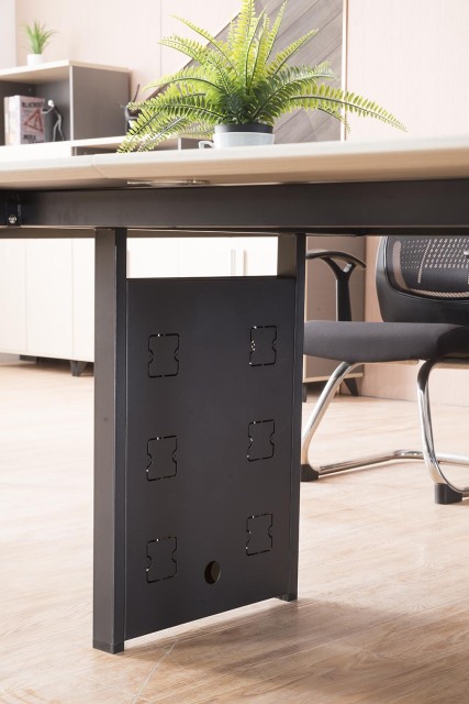 طاولة اجتماعات بـ 8 مقاعد ومكتب مؤتمرات