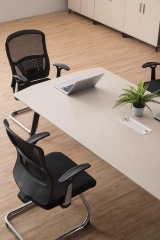 طاولة اجتماعات بـ 8 مقاعد ومكتب مؤتمرات