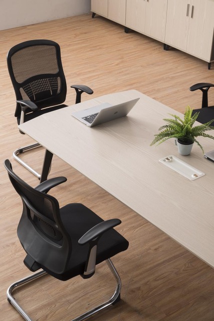 طاولة اجتماعات بـ 8 مقاعد ومكتب مؤتمرات