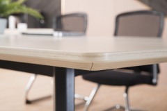 طاولة اجتماعات بـ 8 مقاعد ومكتب مؤتمرات