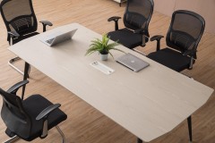 طاولة اجتماعات بـ 8 مقاعد ومكتب مؤتمرات