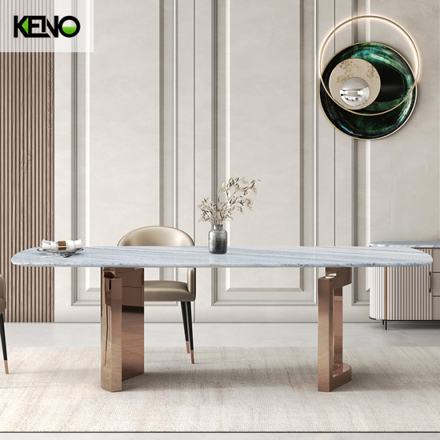 طاولة طعام عصرية من الحجر المصقول بقاعدة من الفولاذ المقاوم للصدأ باللون الذهبي اللامع (تتسع من 6 إلى 12 مقعدًا)