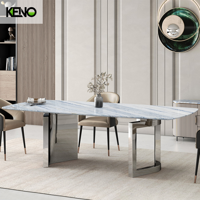 طاولة طعام عصرية من الحجر المصقول بقاعدة من الفولاذ المقاوم للصدأ باللون الذهبي اللامع (تتسع من 6 إلى 12 مقعدًا)