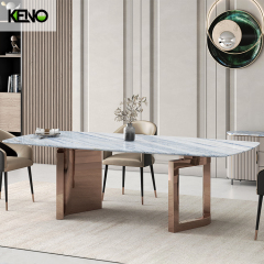 طاولة طعام عصرية من الحجر المصقول بقاعدة من الفولاذ المقاوم للصدأ باللون الذهبي اللامع (تتسع من 6 إلى 12 مقعدًا)