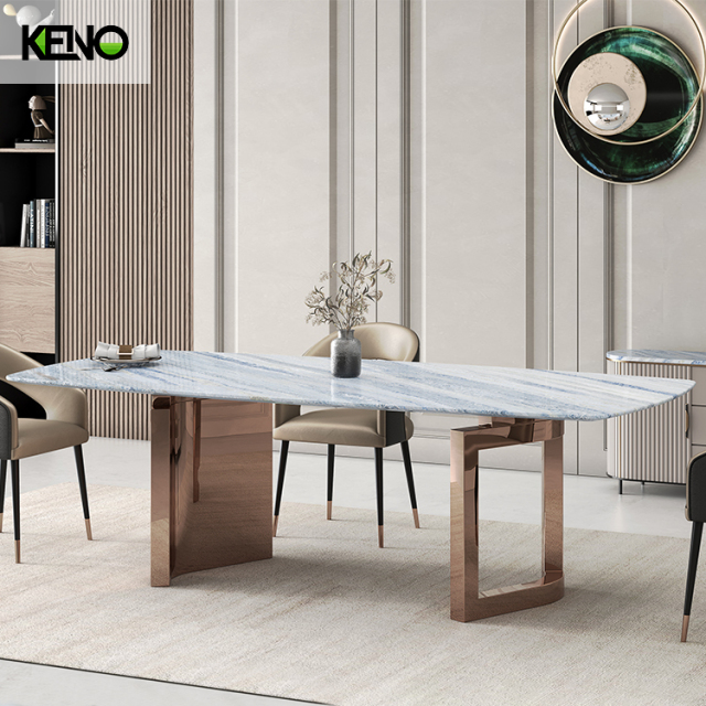 طاولة طعام عصرية من الحجر المصقول بقاعدة من الفولاذ المقاوم للصدأ باللون الذهبي اللامع (تتسع من 6 إلى 12 مقعدًا)