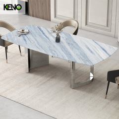 طاولة طعام عصرية من الحجر المصقول بقاعدة من الفولاذ المقاوم للصدأ باللون الذهبي اللامع (تتسع من 6 إلى 12 مقعدًا)