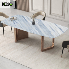 طاولة طعام عصرية من الحجر المصقول بقاعدة من الفولاذ المقاوم للصدأ باللون الذهبي اللامع (تتسع من 6 إلى 12 مقعدًا)