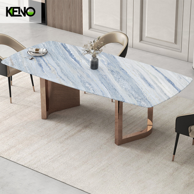 طاولة طعام عصرية من الحجر المصقول بقاعدة من الفولاذ المقاوم للصدأ باللون الذهبي اللامع (تتسع من 6 إلى 12 مقعدًا)