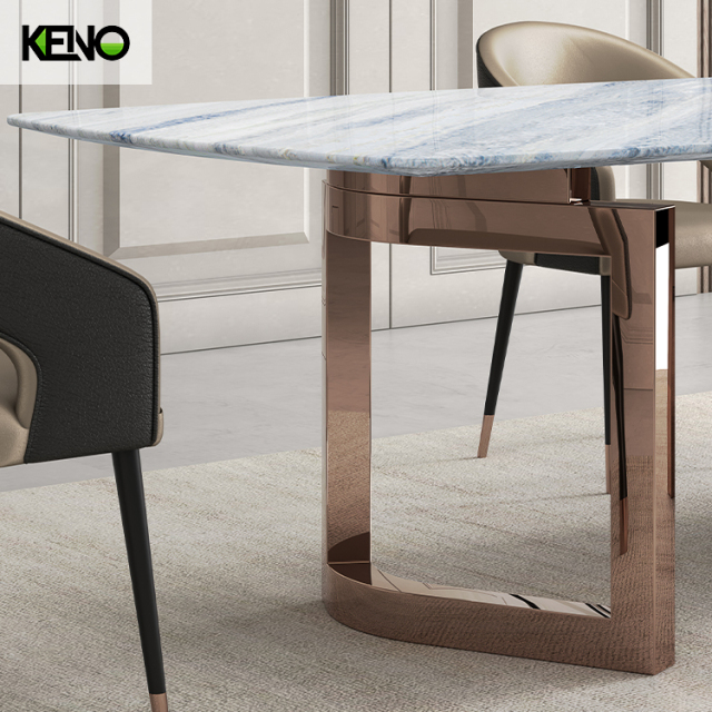 طاولة طعام عصرية من الحجر المصقول بقاعدة من الفولاذ المقاوم للصدأ باللون الذهبي اللامع (تتسع من 6 إلى 12 مقعدًا)