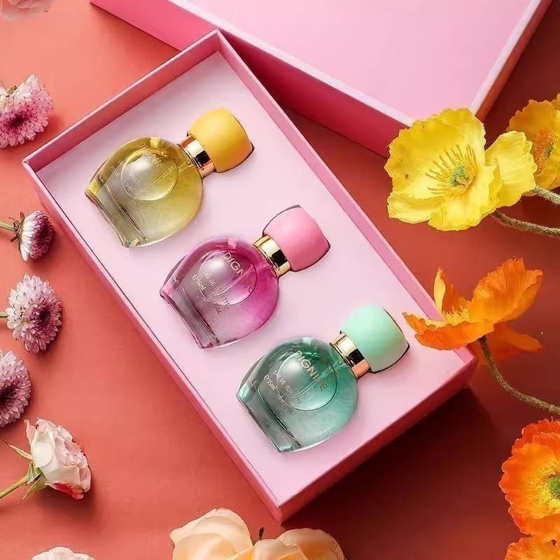 Elegant Daily Perfume: A Gentle Fusion of Iris, Jasmine & Strawberry – A Timeless Scent of Grace and Freshness