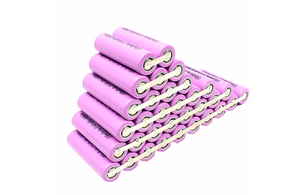 Batteries in parallel illustrating capacity increase, stable voltage, current sharing, runtime extension, charging behavior, and risks of mismatched batteries