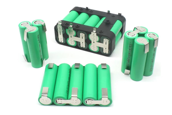 Batteries in series showing voltage increase, capacity limitation, current flow, runtime behavior, charging requirements, and risks of different-capacity batteries
