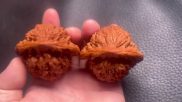 Chinese non-legacy culture plays with walnuts and plays with walnuts. Great gift, big. Good appearance, pretending to be a certificate. Ah, hand therapy artifact. Health and health. Excellent product.