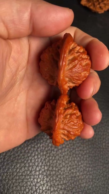 Gongzi Hat, a Chinese intangible cultural heritage walnut, a pair of exquisite old tree walnuts, a perfect gift, and a health and wellness artifact