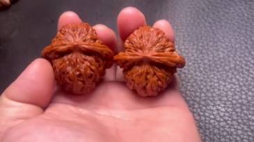 Hand-polished four-story lion head, a Chinese intangible cultural heritage walnut, a walnut that colors very quickly, a great gift for ladies to play with, a small boutique.