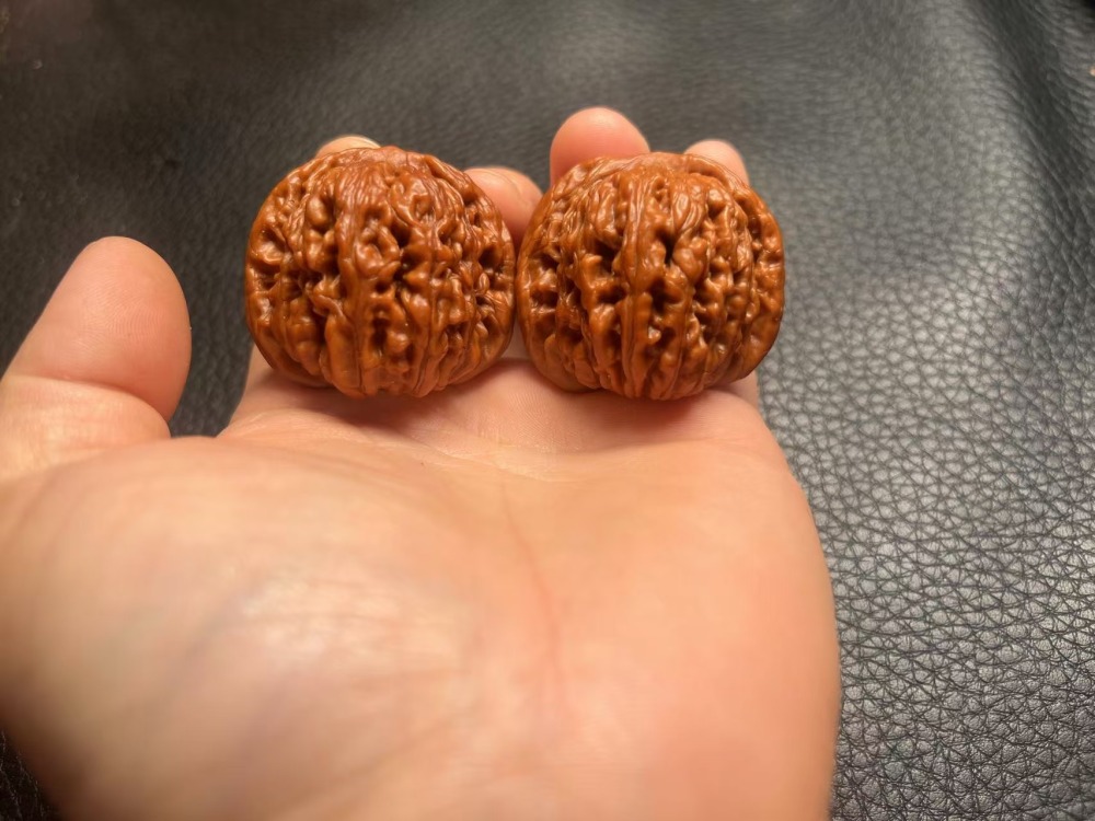 Hand-polished four-story lion head, a Chinese intangible cultural heritage walnut, a walnut that colors very quickly, a great gift for ladies to play with, a small boutique.