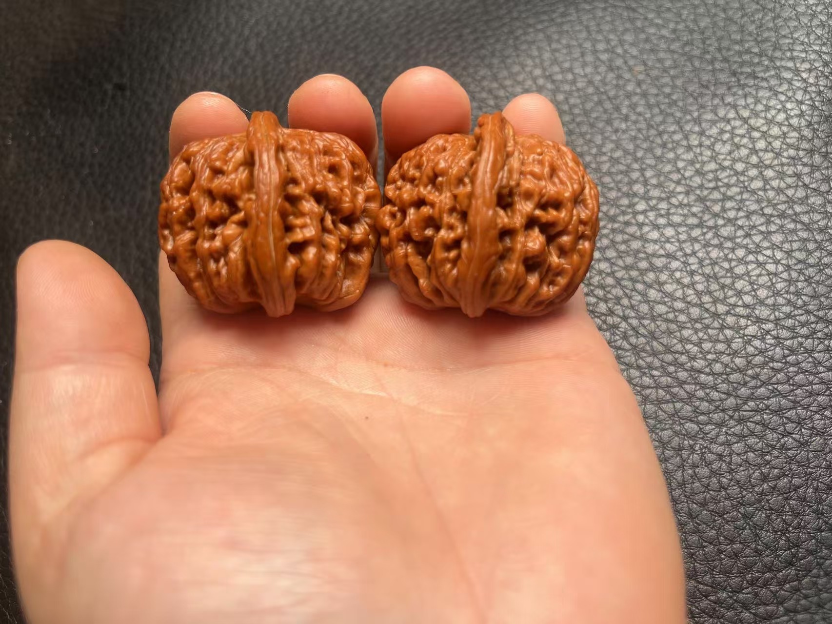 Hand-polished four-story lion head, a Chinese intangible cultural heritage walnut, a walnut that colors very quickly, a great gift for ladies to play with, a small boutique.