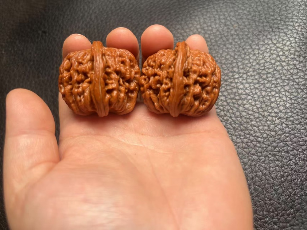 Hand-polished four-story lion head, a Chinese intangible cultural heritage walnut, a walnut that colors very quickly, a great gift for ladies to play with, a small boutique.