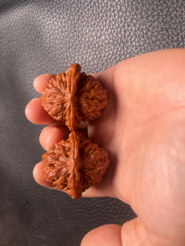Hand-polished four-story lion head, a Chinese intangible cultural heritage walnut, a walnut that colors very quickly, a great gift for ladies to play with, a small boutique.