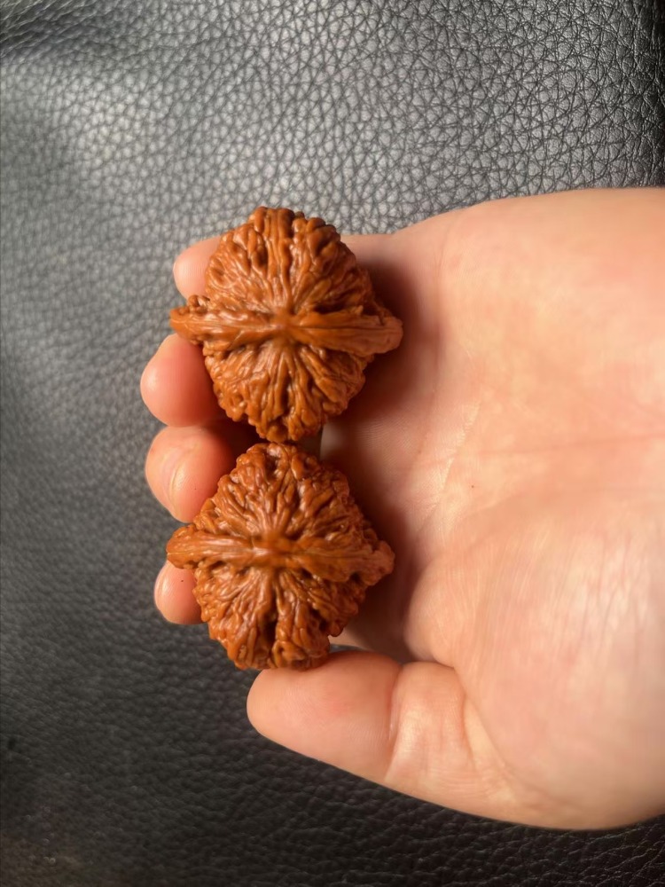 Hand-polished four-story lion head, a Chinese intangible cultural heritage walnut, a walnut that colors very quickly, a great gift for ladies to play with, a small boutique.