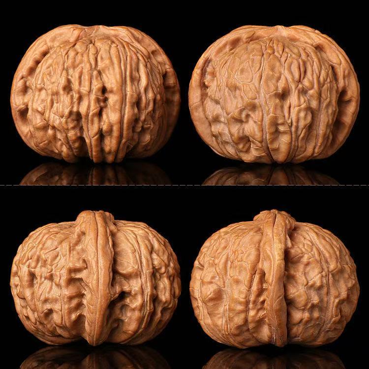 White Lion Head, China's intangible cultural heritage Wenwen walnut, an exquisite pair of old tree fruit coloring, this is a walnut that likes to grow three edges, and its trend in the later period is quite fast, it is a great gift and health artifact.