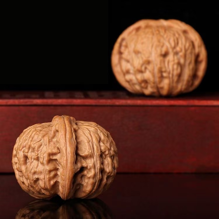 White Lion Head, China's intangible cultural heritage Wenwen walnut, an exquisite pair of old tree fruit coloring, this is a walnut that likes to grow three edges, and its trend in the later period is quite fast, it is a great gift and health artifact.