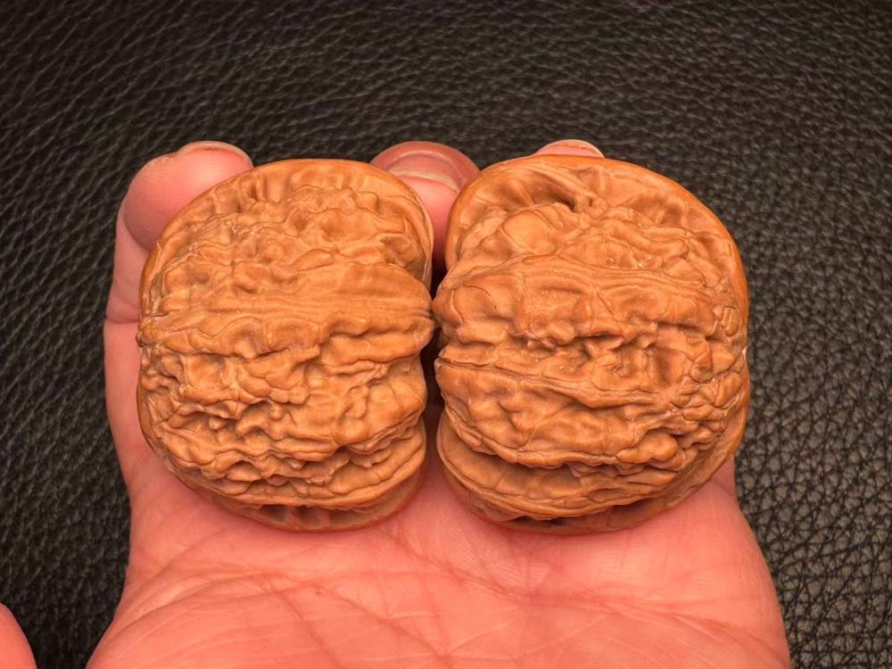 The cultural toy walnut is a white tree fruit that grows naturally and has a beautiful appearance