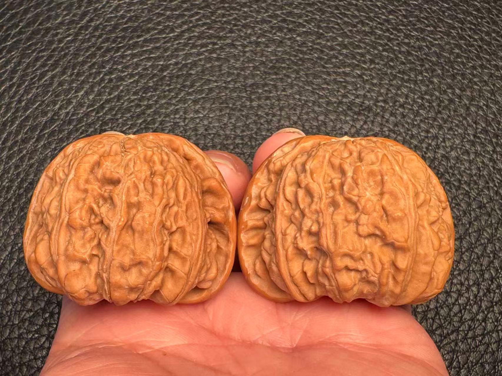 The cultural toy walnut is a white tree fruit that grows naturally and has a beautiful appearance