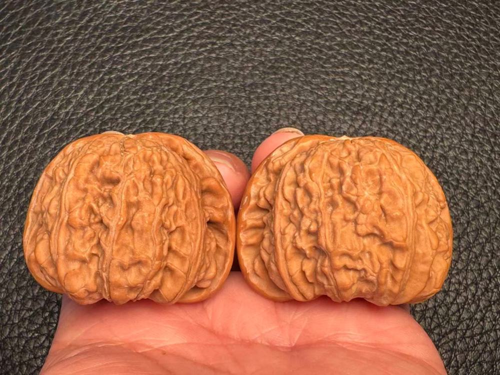 The cultural toy walnut is a white tree fruit that grows naturally and has a beautiful appearance