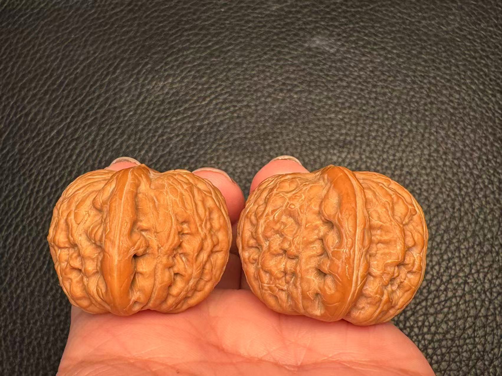 Cultural toys, walnuts, old trees, fruit ingots