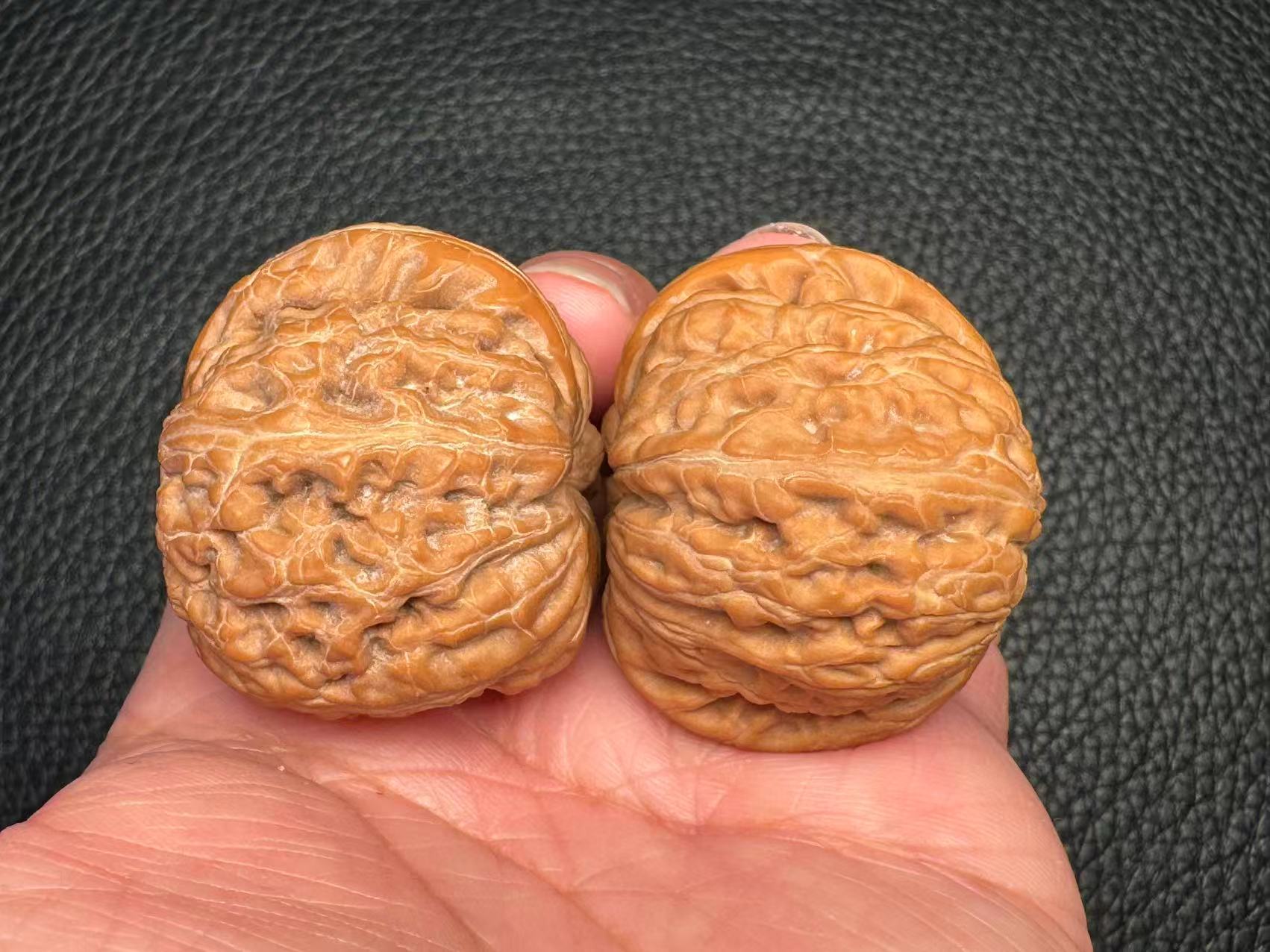 Cultural toys, walnuts, old trees, fruit ingots