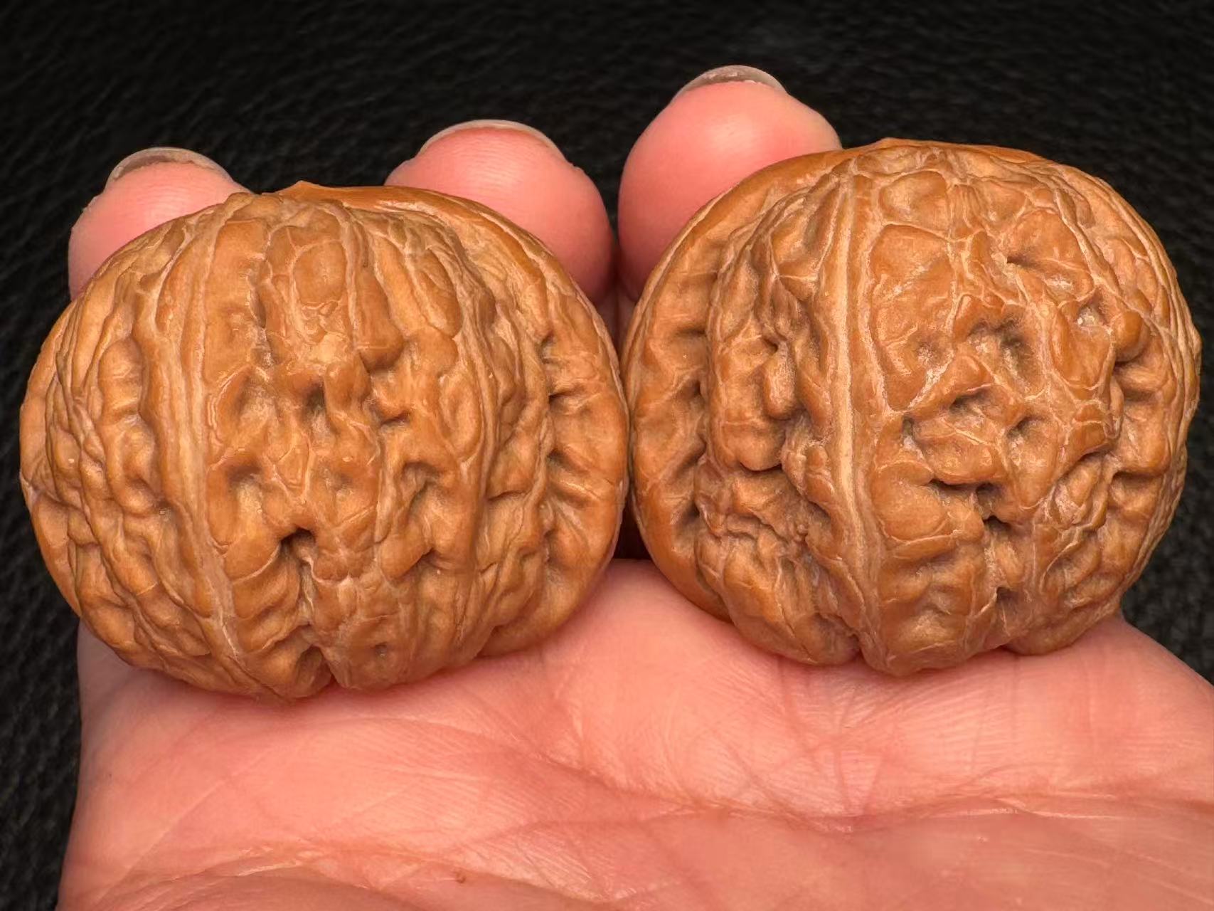 Cultural toys, walnuts, old trees, fruit ingots