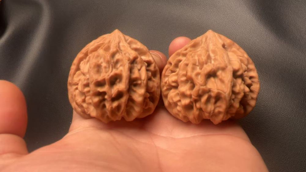 Hand-held walnut from the old tree of Longmenjian, concave bottom, in perfect condition, a high-end niche variety, the top choice for gifting to superiors or friends.