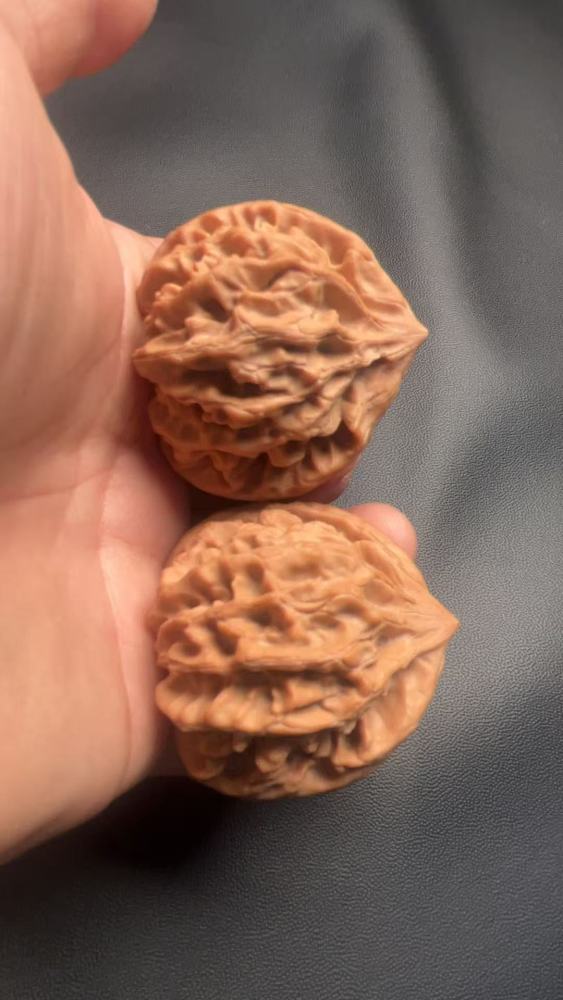 Hand-held walnut from the old tree of Longmenjian, concave bottom, in perfect condition, a high-end niche variety, the top choice for gifting to superiors or friends.