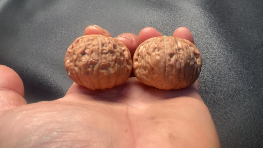 Handball, hand-held walnut pumpkin mound, wide south gate, shallow texture, quick coloring, exquisite pair, old tree fruit, suitable as a gift for friends or superiors, for preventing Alzheimer's disease and promoting health and wellness.