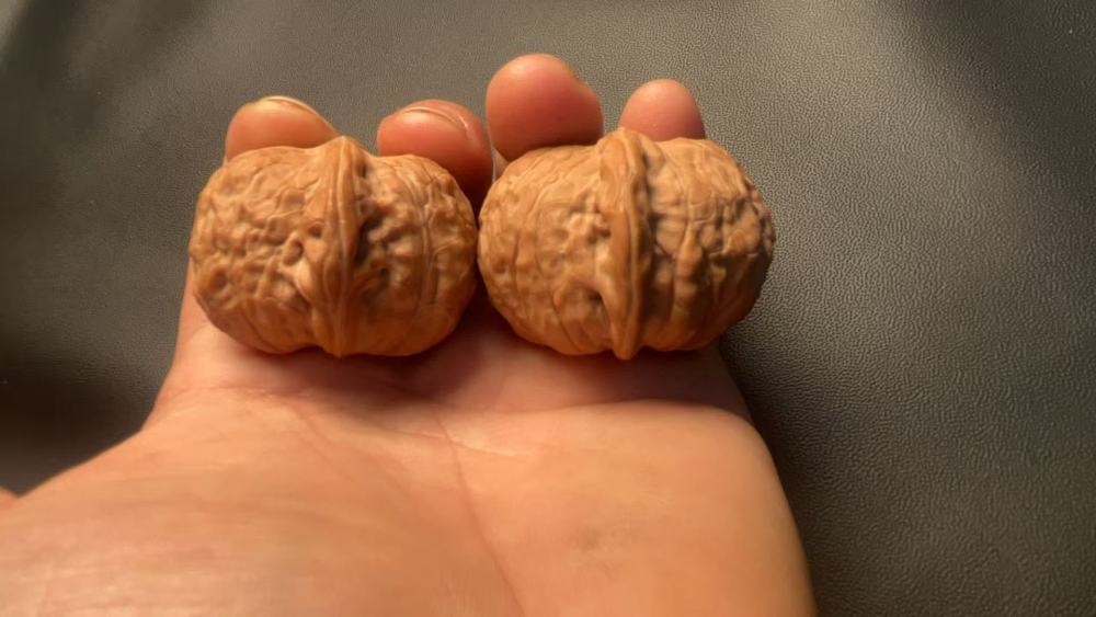 Handball, hand-held walnut pumpkin mound, wide south gate, shallow texture, quick coloring, exquisite pair, old tree fruit, suitable as a gift for friends or superiors, for preventing Alzheimer's disease and promoting health and wellness.