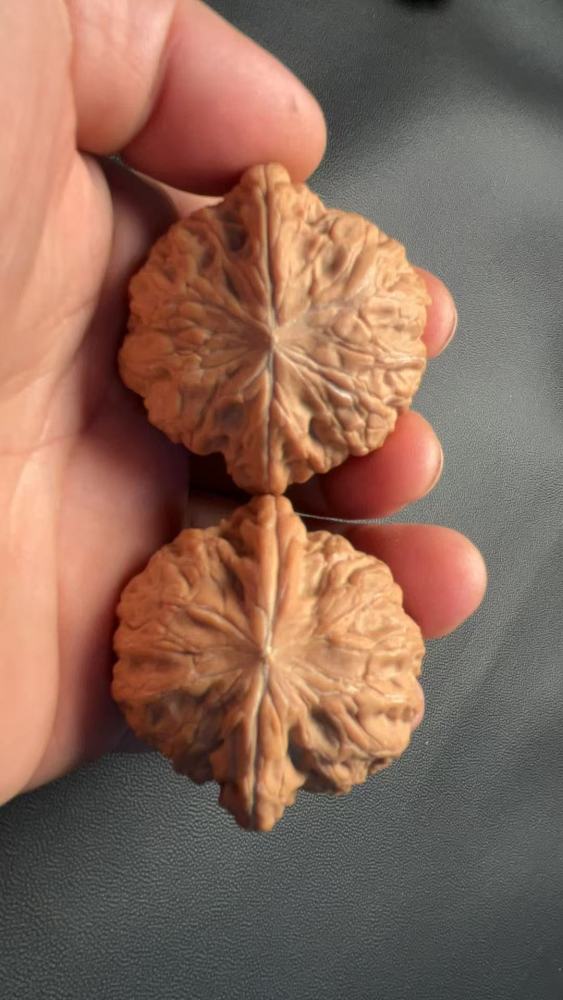 Hand-held walnut "Iron Hammer" variety, heavy texture, shallow patterns, quick coloring, flawless condition, exquisite pair, high-end niche variety, perfect gift for your girlfriend, may help prevent Alzheimer's disease, promote health and wellness.