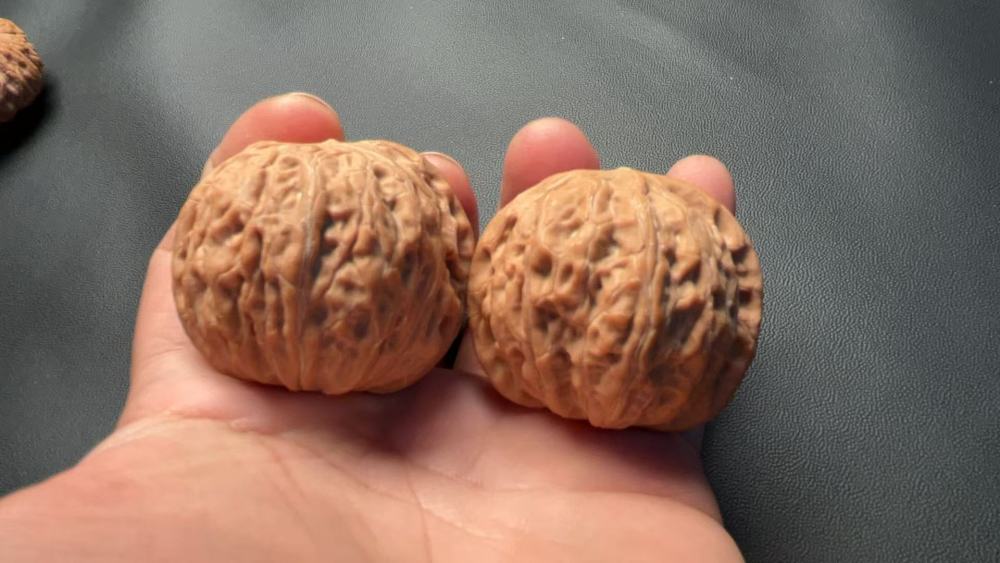 Hand-held walnut "Iron Hammer" variety, heavy texture, shallow patterns, quick coloring, flawless condition, exquisite pair, high-end niche variety, perfect gift for your girlfriend, may help prevent Alzheimer's disease, promote health and wellness.