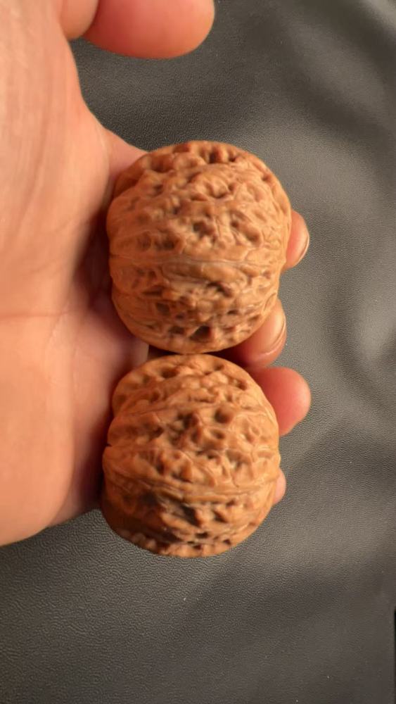 Hand-held walnut "Iron Hammer" variety, heavy texture, shallow patterns, quick coloring, flawless condition, exquisite pair, high-end niche variety, perfect gift for your girlfriend, may help prevent Alzheimer's disease, promote health and wellness.
