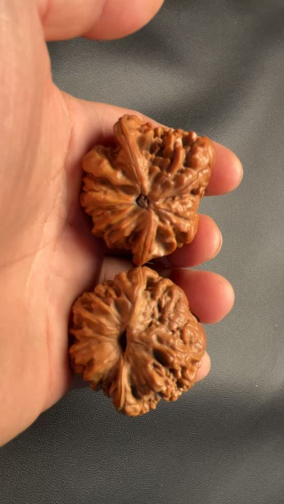 Hand-held walnuts, featuring a unicorn pattern, official hat design, snake head shape, and python skin texture; naturally grown; premium paired walnuts; from old trees; a high-end, sophisticated gift for superiors.